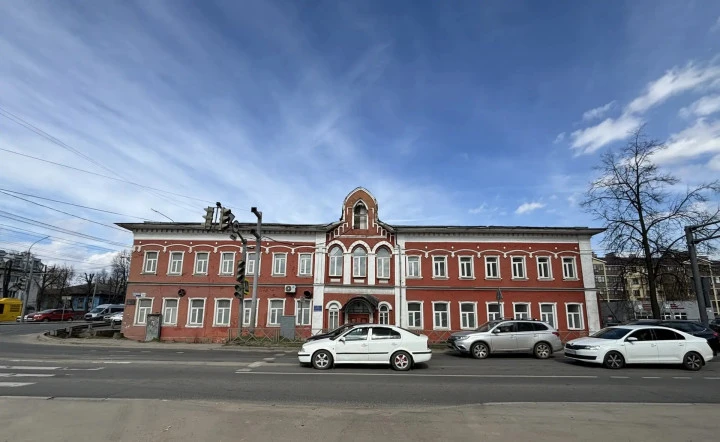 Историческое здание с земельным участком, расположенное по адресу: Ярославская область, г. Ярославль, Московский проспект, д. 43/10